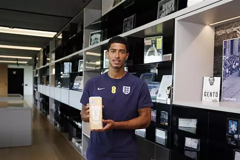 بيلينجهام يفوز بجائزة لاعب العام في إنجلترا لموسم 2024-2025